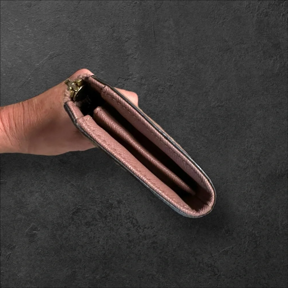 Elevate your style with this exquisite Michael Kors mauve leather wallet! GUC